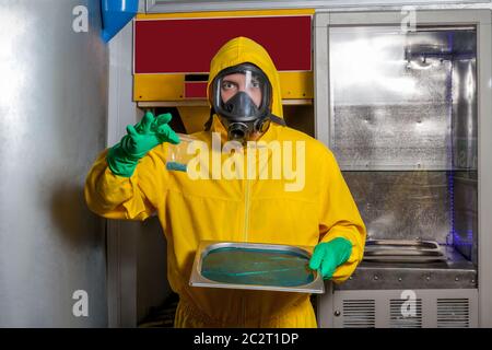 Homme dans un costume de protection d'extérieur Trie la meth en cristal dans des paquets Banque D'Images