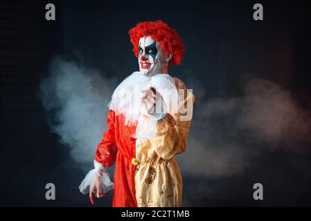 Mad clown sanglant sur vous, signe terrible. Homme avec un miroir en costume de carnaval, crazy maniac Banque D'Images