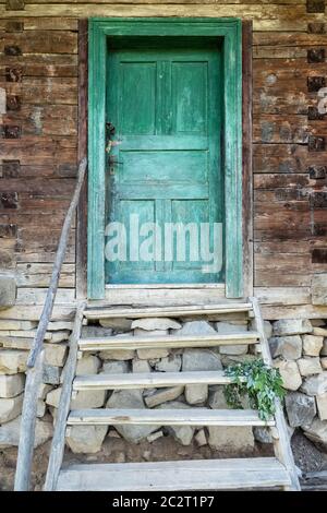 Une porte verte sur une ancienne maison de village traditionnelle en bois près de Breb, Maramureş, Roumanie Banque D'Images