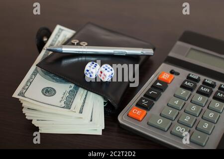 Porte-monnaie avec des dollars, un stylo et une calculatrice sur table en bois. Signe de réussite financière Banque D'Images