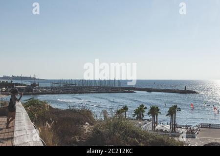 Tel Aviv/Israël-12/10/18: Jeune femme prenant une photo de la mer Méditerranée, penchée sur la balustrade dans le Parc de l'indépendance à tel Aviv Banque D'Images