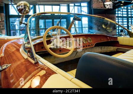 Istanbul, Turquie, 23 mars 2019 : intérieur du bateau nautique à moteur Riva. Volant de bateau classique petit moteur voile W Banque D'Images