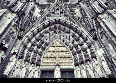 La cathédrale de Cologne. Figures de saints de grès au-dessus de l'entrée Banque D'Images