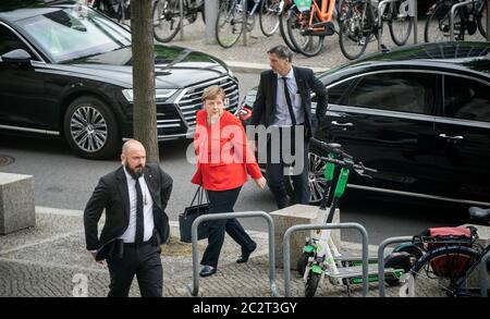 Berlin, Allemagne. 18 juin 2020. La chancelière Angela Merkel (CDU) arrive au Bundestag, accompagnée de gardes du corps pour sa déclaration du gouvernement sur la présidence allemande du Conseil de l'UE. De 01.07.20 à 31.12.20, l'Allemagne prendra la présidence du Conseil de l'UE. Crédit : Michael Kappeller/dpa/Alay Live News Banque D'Images