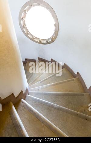 Un escalier en spirale avec un peu de fenêtre ronde Banque D'Images