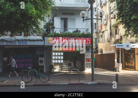 Tel Aviv/Israël-12/10/18: Changeur de monnaie locale sur la rue Dizengoff à tel Aviv Banque D'Images