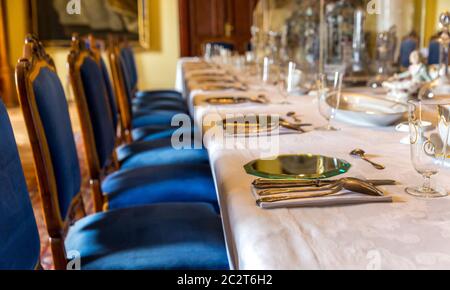 Salle à manger avec des appareils disposés sur la table, l'Europe museum, personne. L'architecture européenne et ancien style, endroits célèbres pour voyages et tourisme Banque D'Images