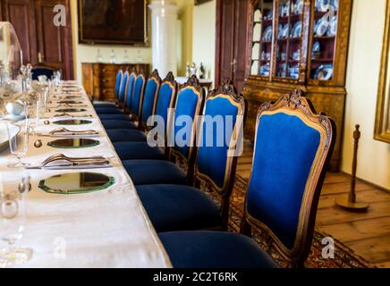 Salle à manger avec des appareils disposés sur la table, l'Europe museum, personne. L'architecture européenne et ancien style, endroits célèbres pour voyages et tourisme Banque D'Images