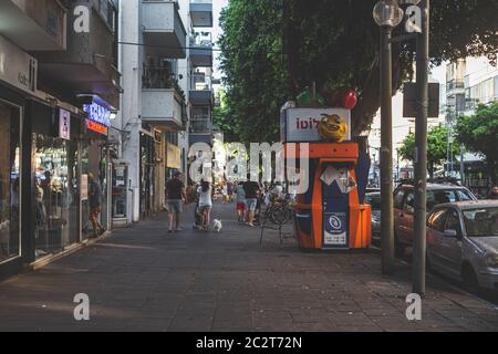 Tel Aviv/Israël-12/10/18: Personnes marchant sur la rue Dizengoff vu de son pavé vers la rue Ben Gurion à tel Aviv Banque D'Images