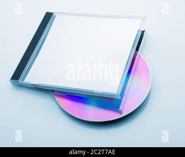 CD Box avec disque sur fond blanc Banque D'Images