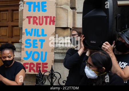 Un écriteau indiquant « LA VÉRITÉ VOUS FERA LIBÉRER » est vu pendant la manifestation.beaucoup ont pris dans les rues devant l'université d'Oxford Oriel College dans une manifestation appelée par la campagne doit tomber de Rhodes en référence à l'Oriel College ayant une statue de l'impérialiste britannique Cecil Rhodes au-dessus de l'une des ses entrées. Banque D'Images