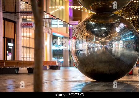 Sculpture Spheres ('Malll's Balls') la nuit dans le centre commercial Rundle Mall - Adélaïde, Australie méridionale Banque D'Images