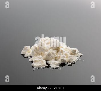 Pile de la cocaïne sur fond gris Banque D'Images