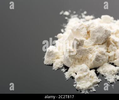 Heap de la cocaïne sur fond gris Banque D'Images