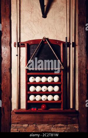 Jeu de billard: Boules, triangle, bâtons de piscine sur le stand Banque D'Images