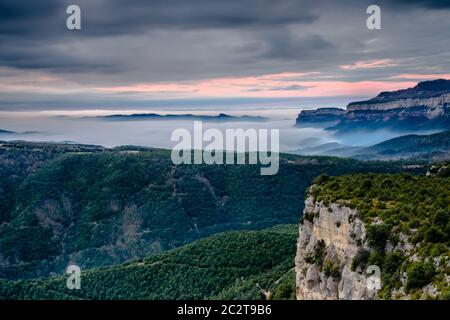 Une matinée brumeuse aux belles falaises de Tavertet (réservoir de Sau, Catalogne, Espagne) Banque D'Images