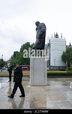 WESTMINSTER, LONDRES, ROYAUME-UNI. 18 juin 2020. Les policiers gardent la statue de l'ancien Premier ministre britannique de la guerre Sir Winston Churchill, qui a été découverte lors de la visite du président français Emmanuel Macron à Londres à l'occasion du 80e anniversaire de la diffusion « Appel » du général Charles de Gaulle pendant la Seconde Guerre mondiale. La statue a été couverte par les autorités après avoir été dédèle avec les mots « était raciste lors d'une manifestation Black Lives Matter. Crédit : amer ghazzal/Alay Live News Banque D'Images