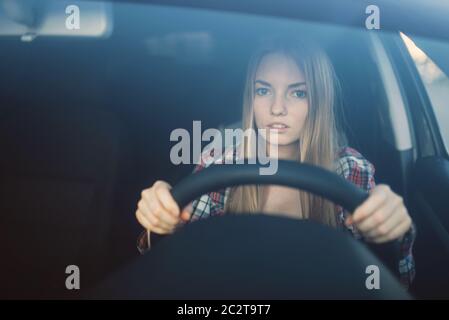 Une étudiante en test de conduite, concept d'école de voiture. Test pour les conducteurs, cours automobile pour les débutants Banque D'Images