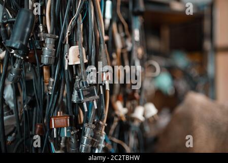 Un tas de fils avec des fiches différentes, personne. Outils de test électrique en laboratoire. Équipement de laboratoire, atelier d'ingénierie Banque D'Images