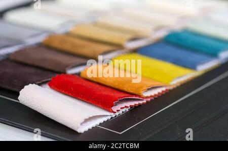 Les échantillons colorés de tissus différents dans un affichage Banque D'Images