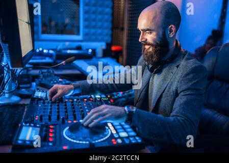 Opérateur du Son à la télécommande dans le studio d'enregistrement. Musicien à la console de mixage audio professionnel, Banque D'Images