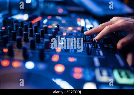 Les mains de l'opérateur du son à la fenêtre Contrôle du volume dans le studio d'enregistrement. Musicien à la console de mixage audio professionnel, Banque D'Images
