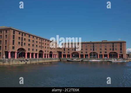 Vue sur Albert Dock à Liverpool, Angleterre. L'Albert Dock est un complexe de bâtiments de quai Banque D'Images