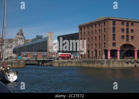 Vue sur Albert Dock à Liverpool, Angleterre. L'Albert Dock est un complexe de bâtiments de quai Banque D'Images