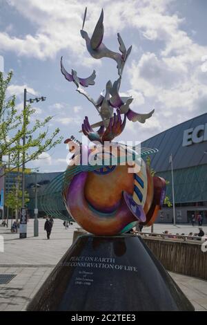 Sculpture sur terre de paix en l'honneur de John Lennon, Liverpool, Merseyside, Angleterre, Royaume-Uni Banque D'Images