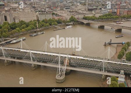 Vue sur la ville depuis la roue London Eye située sur la rive sud de la Tamise Banque D'Images