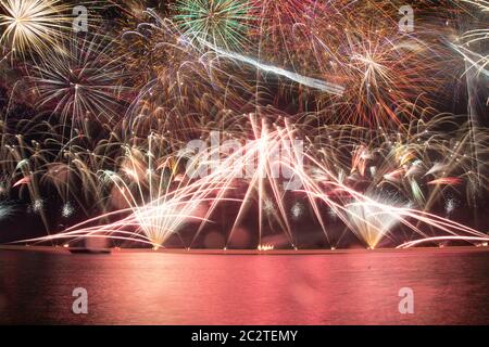 Fêtons les feux d'artifice dans la grande ville avec des gens bien-aimés Banque D'Images