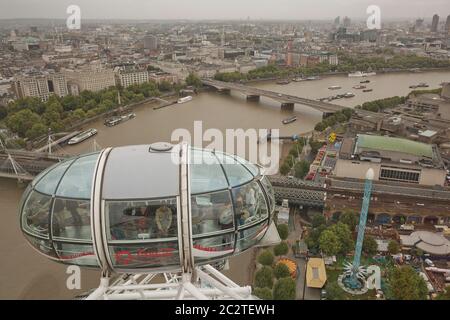 Vue sur la ville depuis la roue London Eye située sur la rive sud de la Tamise Banque D'Images