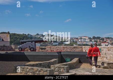 Les gardes tirent le fusil de midi au château de Cornet, au port Saint-Pierre, à Guernesey, aux îles Anglo-Normandes Banque D'Images