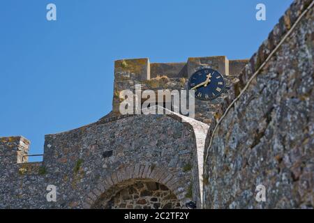 Une horloge sur les murs du château de Cornet à St Peter Port, Guernesey, Royaume-Uni Banque D'Images