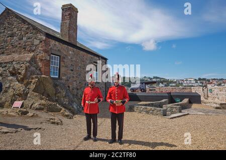 Les gardes tirent le fusil de midi au château de Cornet, au port Saint-Pierre, à Guernesey, aux îles Anglo-Normandes Banque D'Images