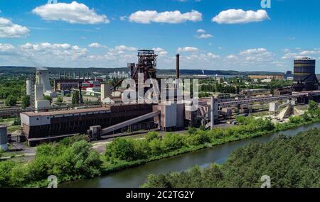 15 juin 2020, Brandebourg, Eisenhüttenstadt: L'usine d'Arcelor Mittal Eisenhüttenstadt GmbH sur le canal Oder-Spree (photographie aérienne prise avec un drone) photo: Patrick Pleul/dpa-Zentralbild/ZB Banque D'Images