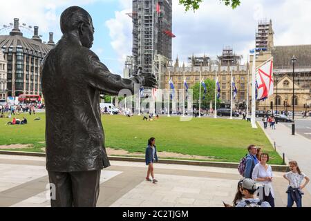 Statue de Nelson Mandela, sculpture en bronze donnant sur la place du Parlement et le Parlement avec le peuple, Londres Banque D'Images