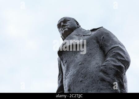 Statue de Winston Churchill, gros plan, sculpture en bronze sur la place du Parlement, Westminster, Londres, Royaume-Uni Banque D'Images