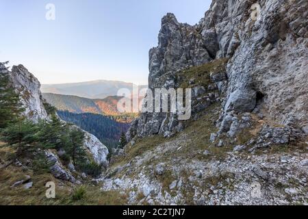 Paysage de montagne dans les montagnes Piatra Craiului, Roumanie Banque D'Images