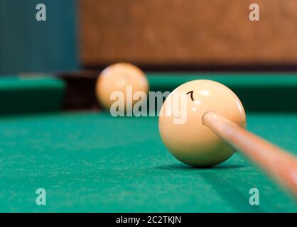 Joueur de billard visant à balle près de pocket Banque D'Images