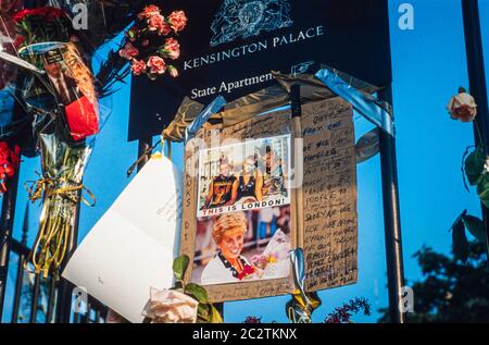 Tributs floraux pour la Princesse Diana à l'extérieur de Kensington Palace à l'occasion du deuxième anniversaire de sa mort, le palais de Kensington, Londres, Angleterre - 31 août 1999. Banque D'Images