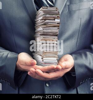 Businessman holding pile de documents Banque D'Images