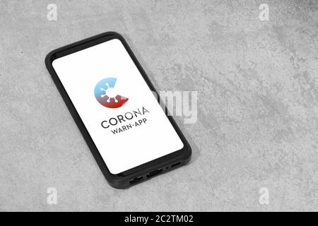 Galice, Espagne; 18 juin 2020: Corona allemande Warn App dans le téléphone mobile sur fond de béton grunge. Copier l'espace Banque D'Images