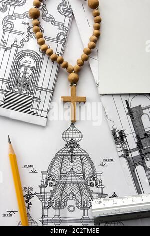 Projet d'architecture de l'église chrétienne. Les dessins et les travaux sur la table Banque D'Images