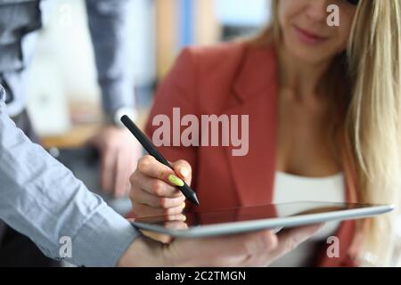 Homme en chemise grise Banque D'Images