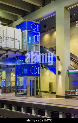 Le quartier européen de Bruxelles - région de Belgique, le 1er janvier 2020 : la nouvelle station du métro contemporain Robert Schuman (Undergro Banque D'Images