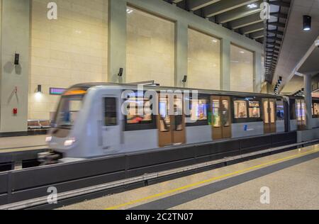 Le quartier européen de Bruxelles - région de Belgique, le 1er janvier 2020 : la nouvelle station du métro contemporain Robert Schuman (Undergro Banque D'Images