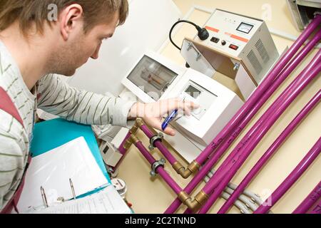 Technicien au travail. L'entretien des systèmes de chauffage et d'eau Banque D'Images