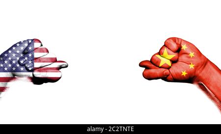 Conflit commercial et militaire entre la Chine et les États-Unis. Photo conceptuelle de deux poings avec des figues isolées sur fond blanc 2021. Banque D'Images