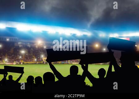 Groupe de fans de football sur la tribune, vue arrière Banque D'Images